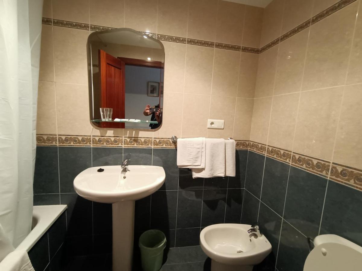 Pension Paseo Real Onís Екстериор снимка